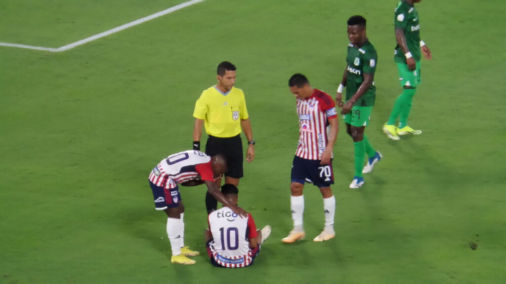 Edwin torres estuvo a punto de causar una tragedia y ni una tarjeta amarilla se ganó
