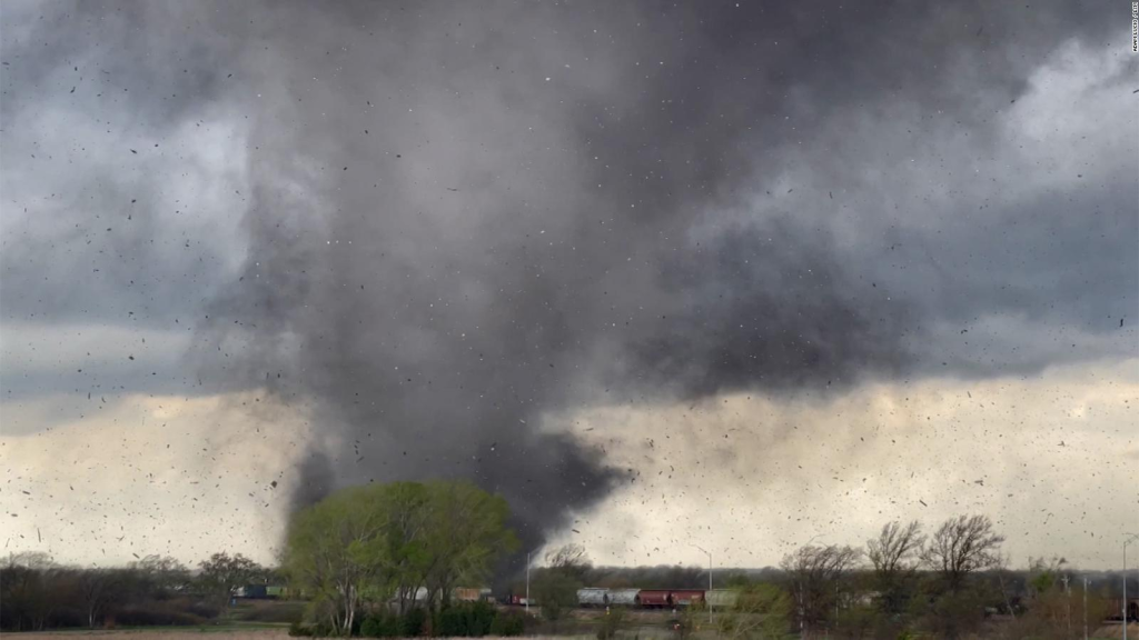 Los tornados de este viernes ya dejan millonarios daños en al menos tres estados de los ee. Uu.