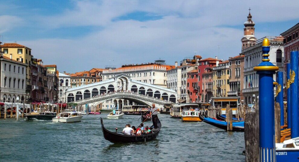 Supuestos activistas del medio ambiente arrojaron pintura al canal grande de venecia