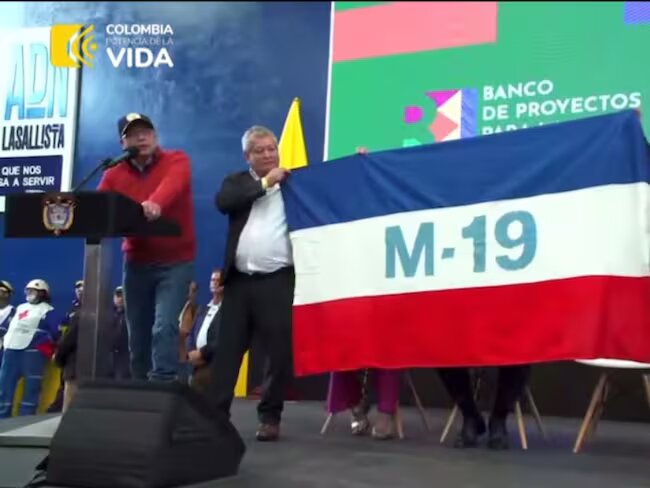 ¡Indignación nacional! El presidente petro hizo ondear la bandera del M-19 en un acto público