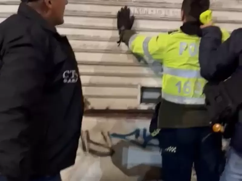 ¡Lo que faltaba! Dos policías fueron capturados por extorsión en Bogotá