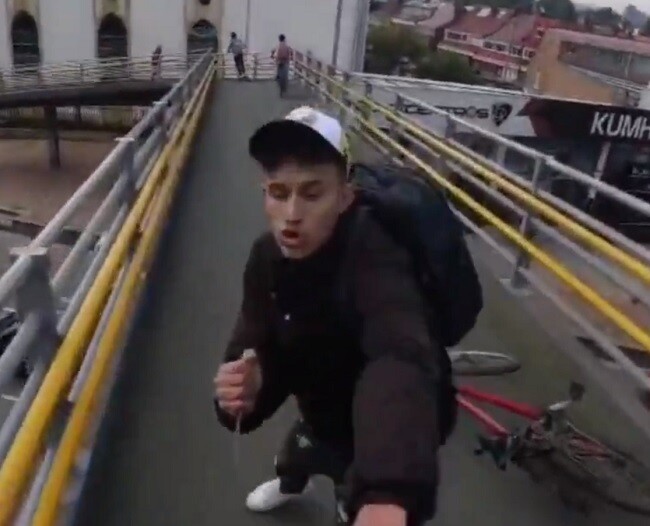Cárcel para el atracador que despojó a un joven de una patineta eléctrica en un puente peatonal de Bogotá