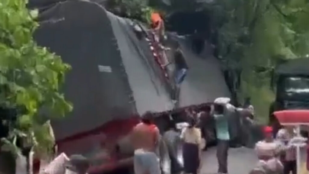 ¡Vuelve y juega! Un camión de arroz accidentado fue saqueado en una vía del Cesar