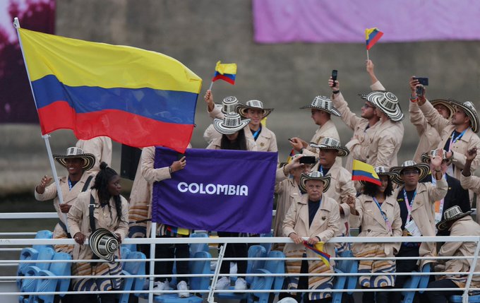 Luciendo un atuendo que resalta la biodiversidad del país desfilaron los atletas colombianos