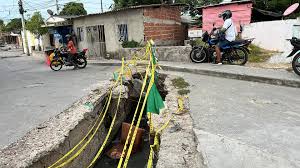 Un motociclista y su parrillera cayeron en un hueco en el barrio el bosque