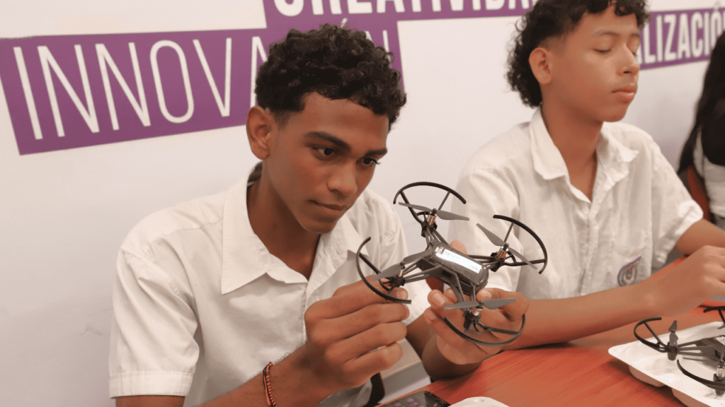 Bachilleres desarrollan habilidades stem en jornada de robótica y ciencia