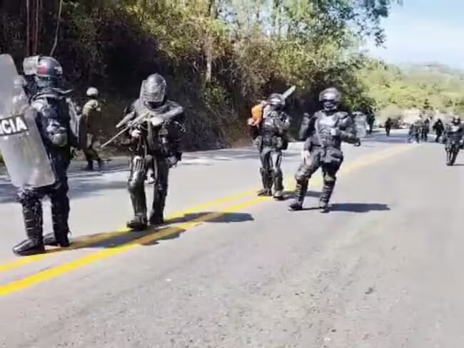 Una persona muerta y tres policías heridos por una explosión en el bloqueo en el cauca