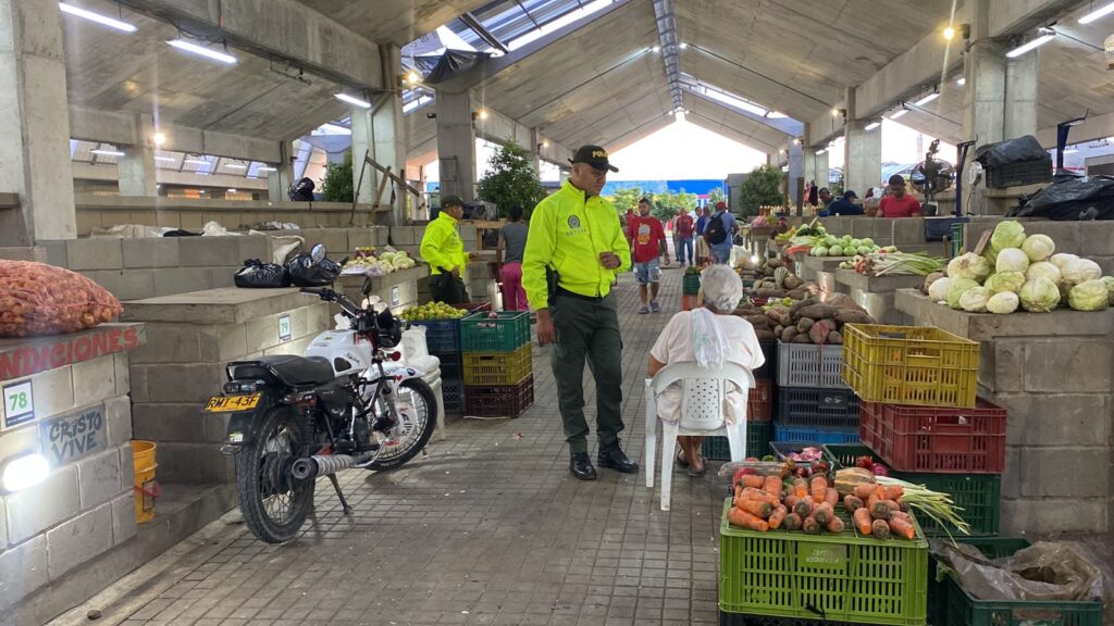 La Policía metropolitana se toma el mercado público