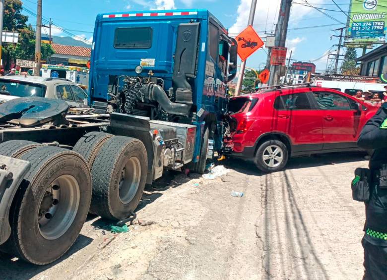Un hombre hurtó un tractocamión y provocó un fatal accidente en Medellín