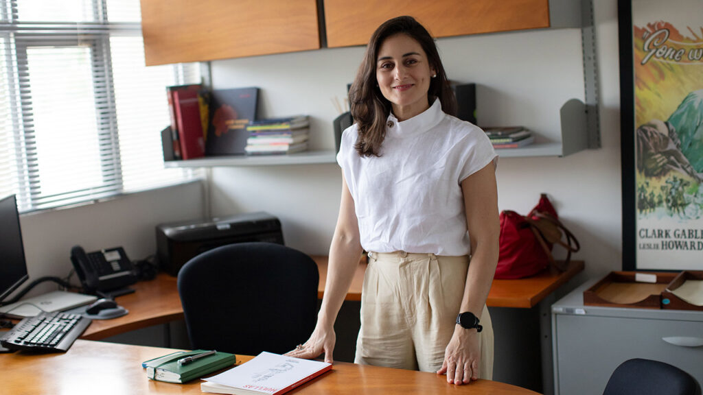 Alexandra vives guerra llega a la dirección de la editorial