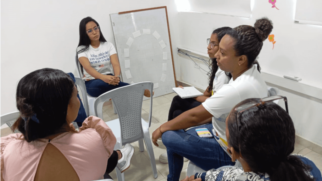 “Más allá de las banderas” ayuda a empoderar económicamente a mujeres migrantes