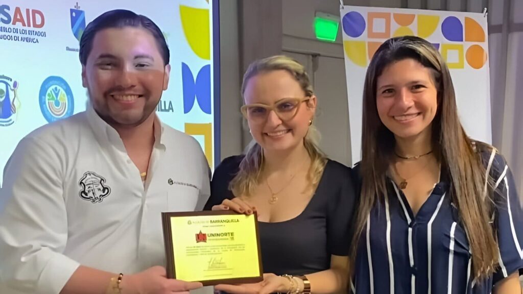 Alcaldía distingue a univoluntarios por su modelo de transformación social desde la academia