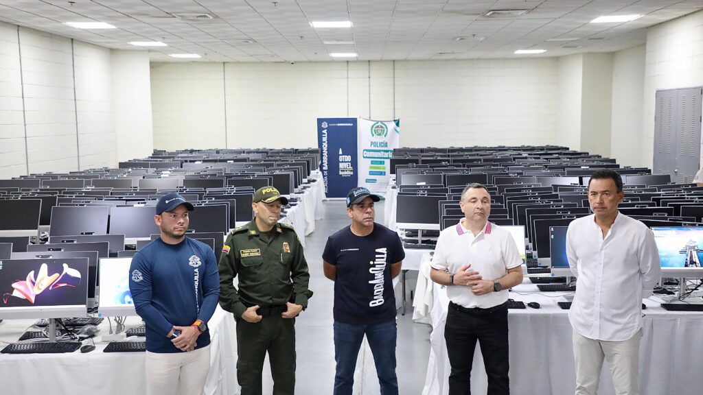 “Aquí está el recurso de todos para que la Policía pueda combatir a los delincuentes”: alcalde char en entrega de 500 computadores