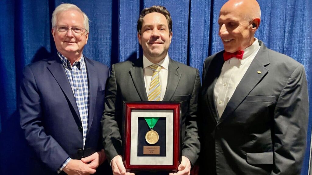 Profesor carlos arteta recibió la medalla wason al artículo más meritorio sobre concreto