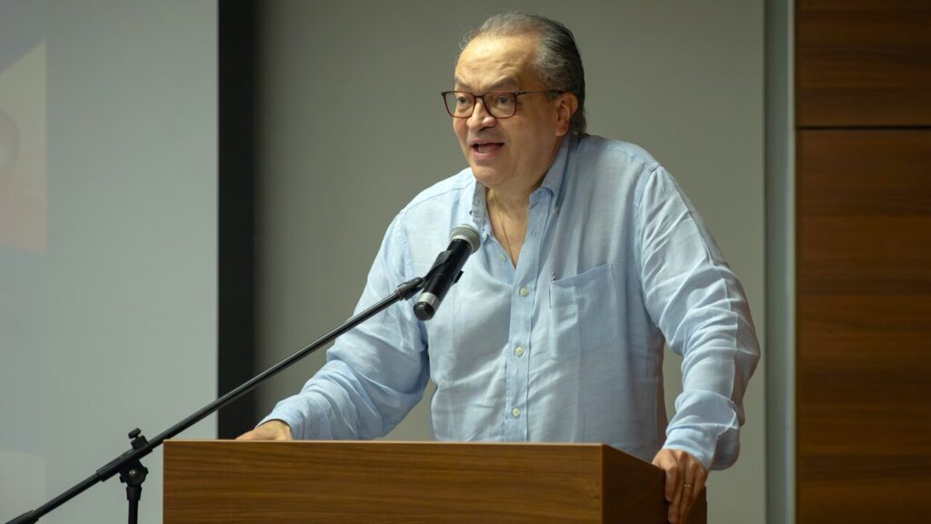 Fernando carrillo reflexiona sobre los desafíos de la democracia en su nuevo libro