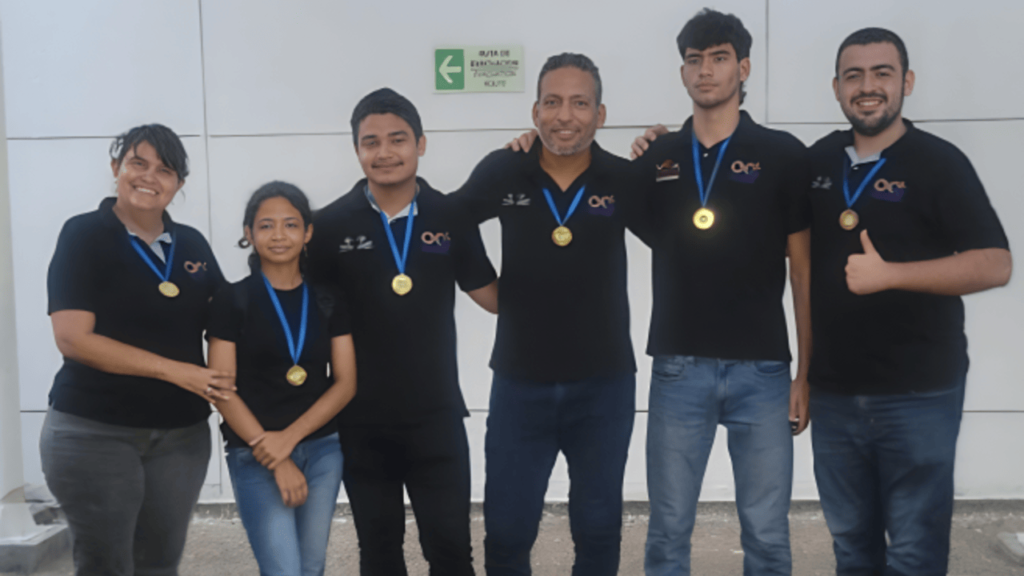 Estudiantes de ingenierías ganaron primera competencia de robótica robotrave