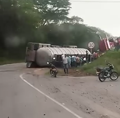 Un camión con combustible se accidentó en el Magdalena e intentaron saquear el contenido