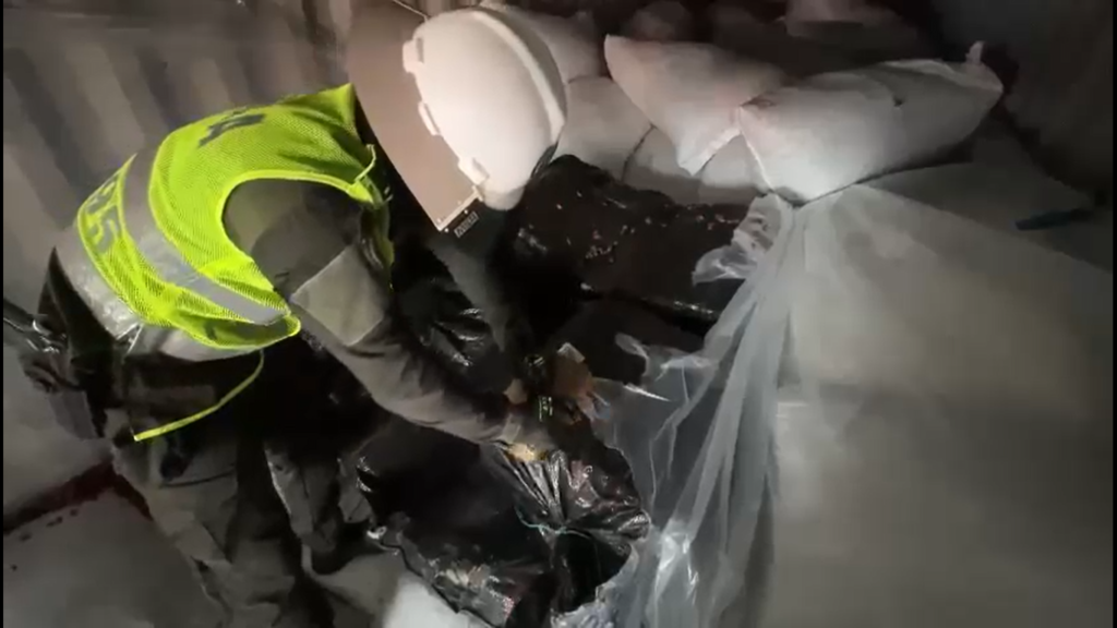 La Policía nacional incautó un cargamento de 500 kilos de cocaína oculto en contenedor