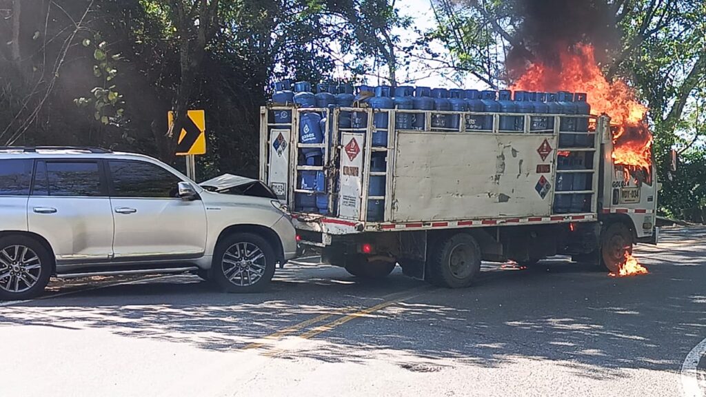 El conductor de un camión fue asesinado en antioquia y se produjo un accidente