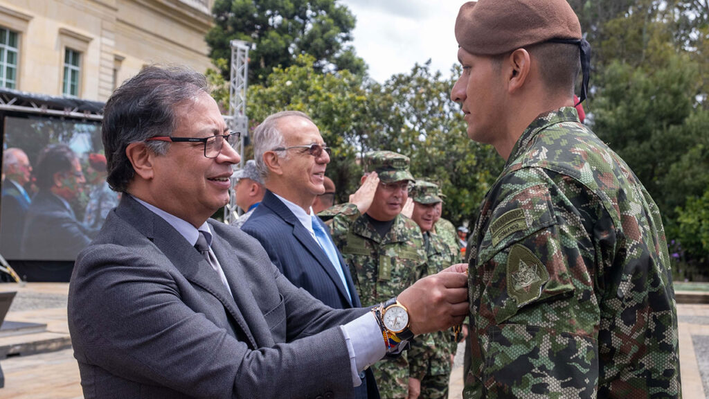 Presidente petro anunció que el general pedro sánchez sería el nuevo ministro de defensa