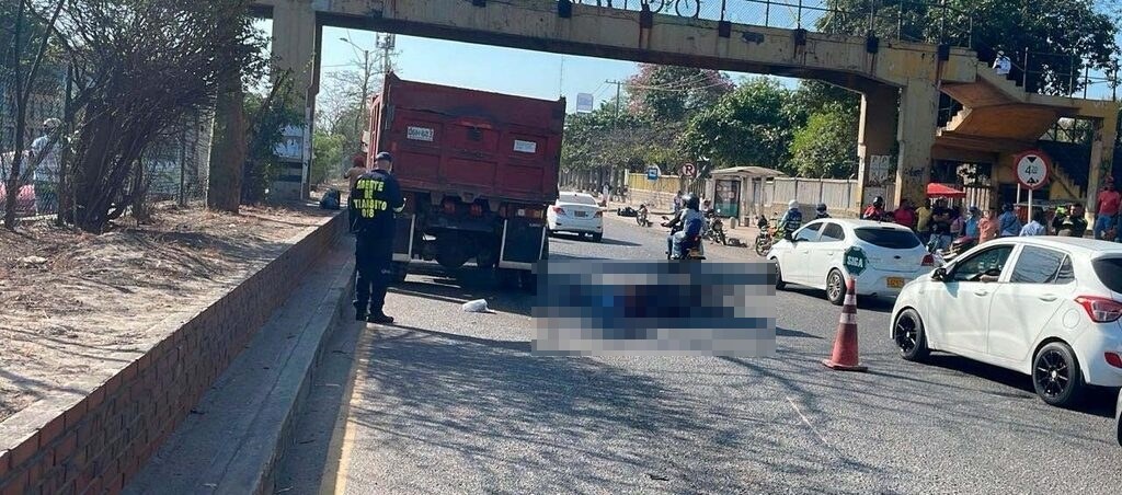 Una mujer que se movilizaba en moto perdió la vida, al chocar contra una volqueta en la calle 30