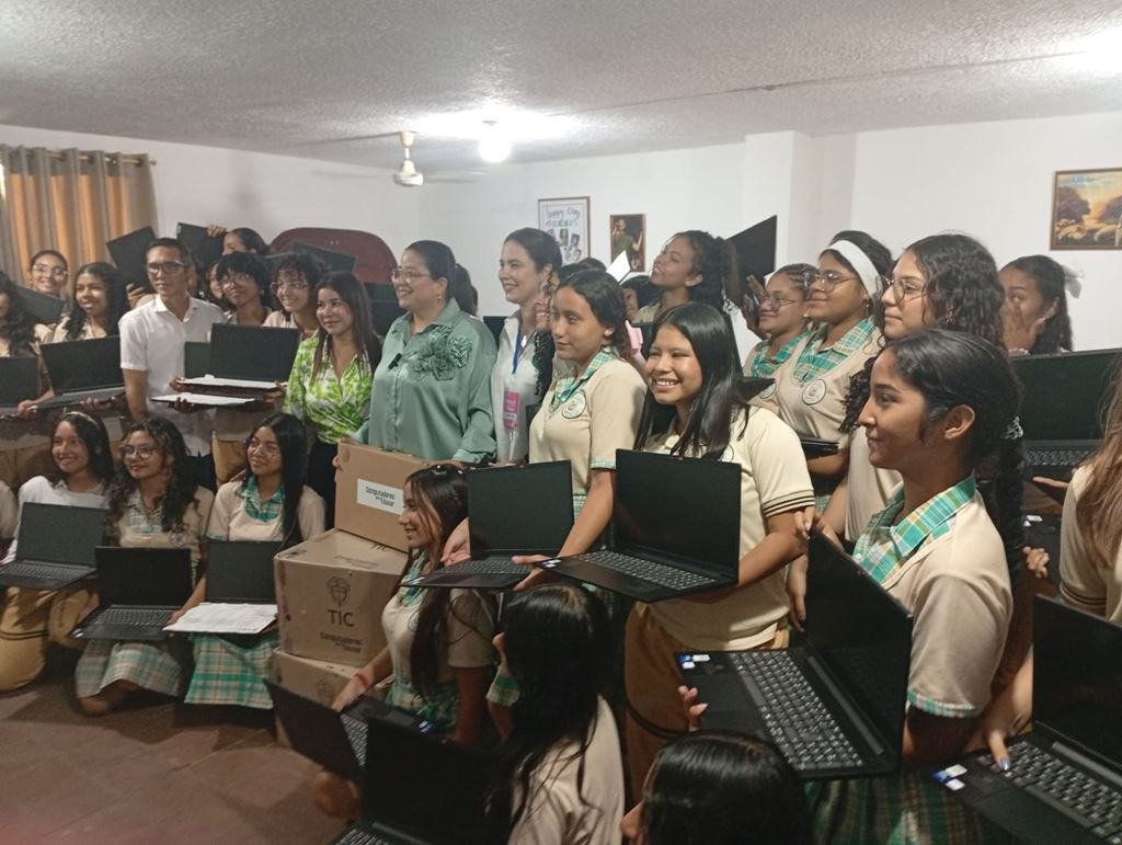 Alcaldía de Soledad entregó 100 computadores a estudiantes de la ie politecnico