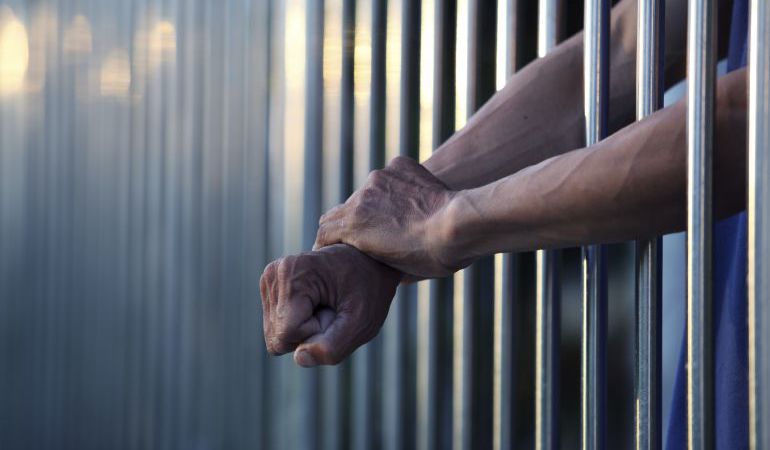 Fue enviado a la cárcel un hombre que le prendió fuego a su compañera sentimental