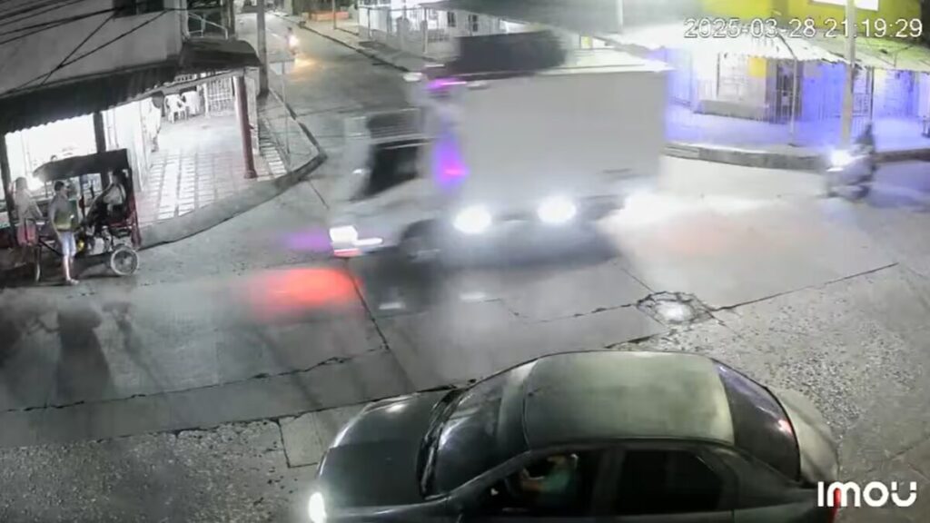 Seis personas resultaron heridas cuando un furgón golpeó a un bicitaxi en el barrio Las Nieves