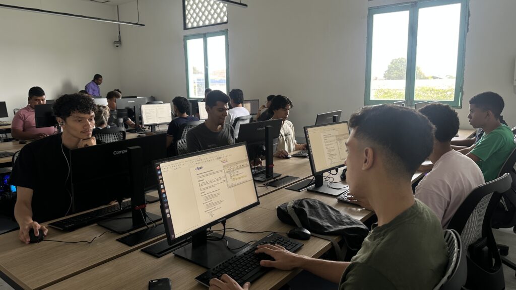 Arranca la primera generación de coders en Barranquilla: alcalde Alejandro Char y Riwi le apuestan al talento TI en la ciudad
