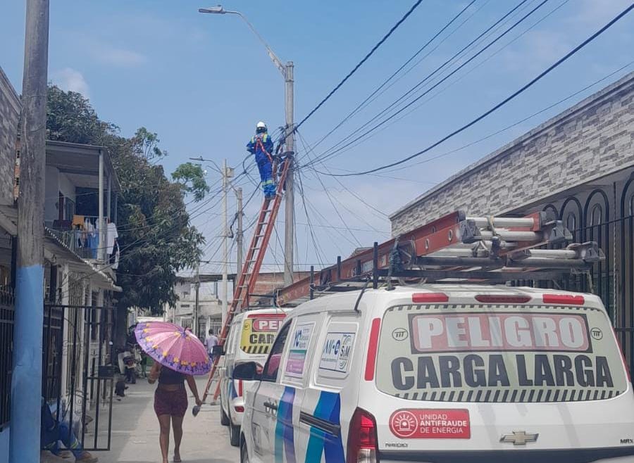 Trabajos eléctricos en los circuitos Industrial Sur y Tesoro en Malambo