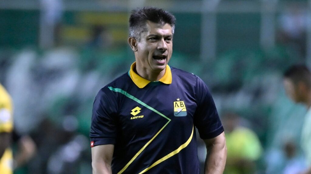 A puertas de la libertadores, bucaramanga se queda sin entrenador