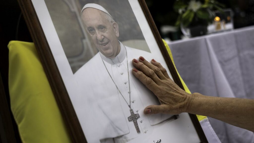 El papa francisco sufrió dos crisis respiratorias en las últimas horas