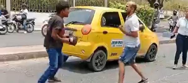 Un taxista y un limpiavidrios se fueron a los golpes en plena vía pública, en la ciudad de Santa Marta
