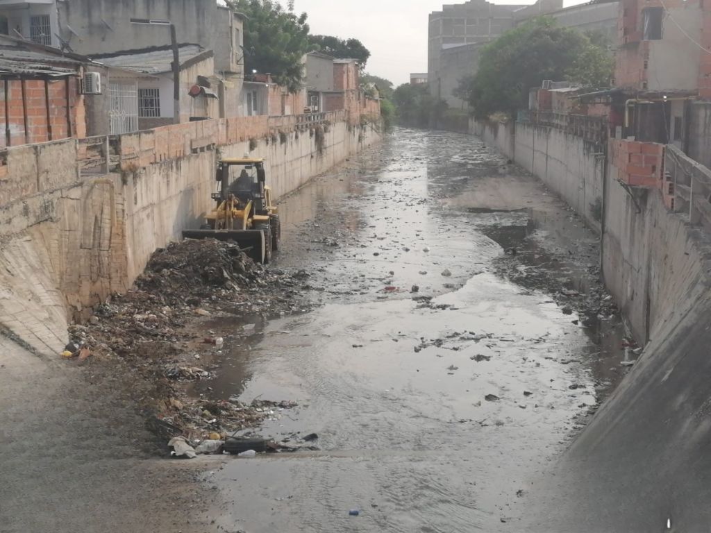 Ya está en marcha el plan de prevención de emergencias ante temporada invernal en Barranquilla con limpieza de arroyos por parte de Triple A