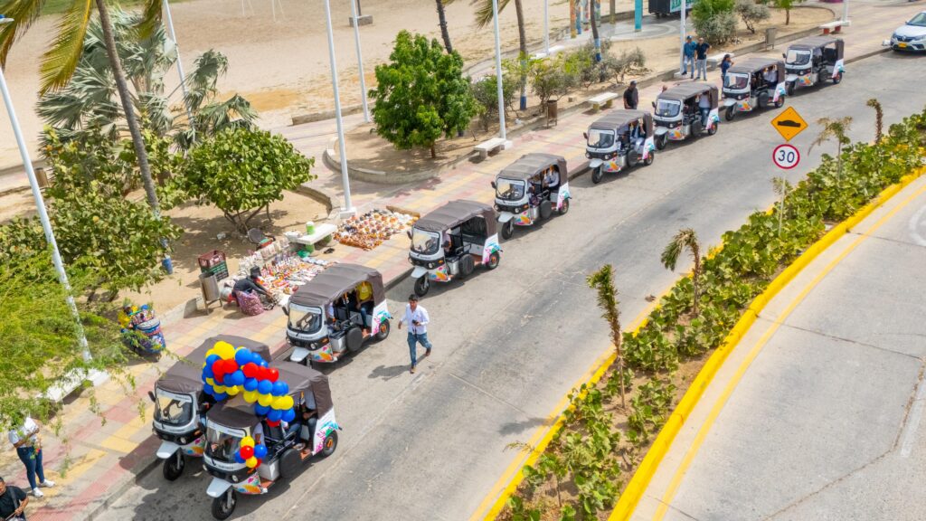 En Riohacha se impulsa el turismo sostenible, con la entrega de 18 motocarros eléctricos a operadores turísticos