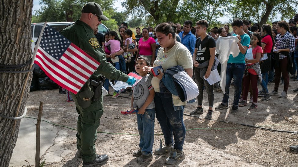 Tribunal Supremo de los Estados Unidos le permitió al presidente Trump retirar la residencia temporal a más de 500.000 migrantes