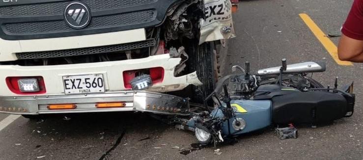 Un motociclista perdió la vida en la Cordialidad, al chocar con un camión y ser embestido por un bus