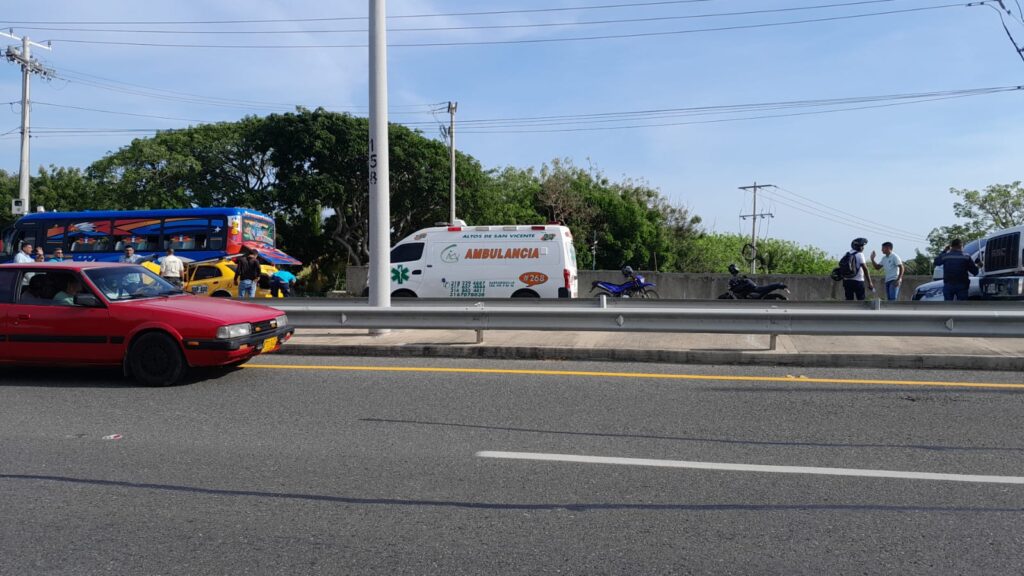 Un accidente en la Vía al Mar dejó varias personas heridas, en cercanías del colegio Altamira