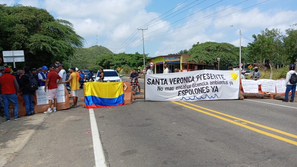 Habitantes de Santa Verónica bloquearon la Vía al Mar, exigiendo la construcción de espolones en la zona
