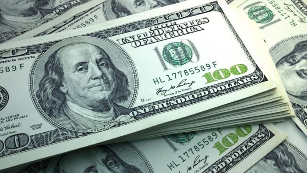 Después de un año el dólar se ubicó por debajo de los 4.000 pesos