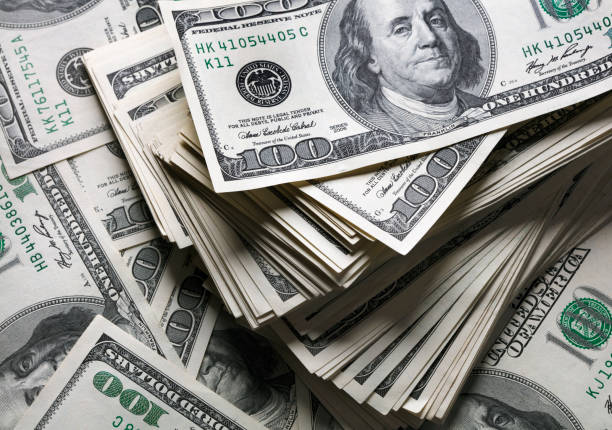 El dólar cae $10 y se ubica en $4.042, su nivel más bajo del año