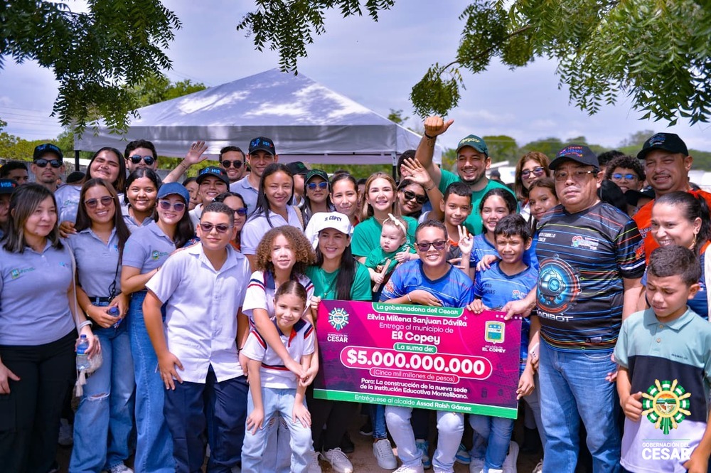 Gobernadora Elvia Milena Sanjuan entregó cheque de $5.000 millones a El Copey: se construirá nueva institución educativa