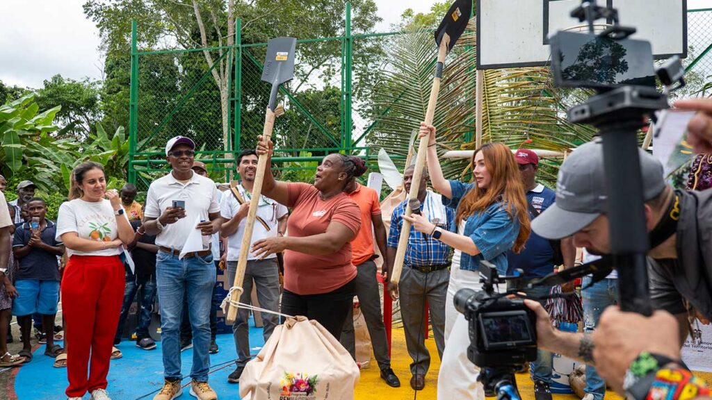 Gobierno entregó herramientas e insumos agropecuarios a familias de Roberto Payán, Nariño, que dejaron atrás la coca