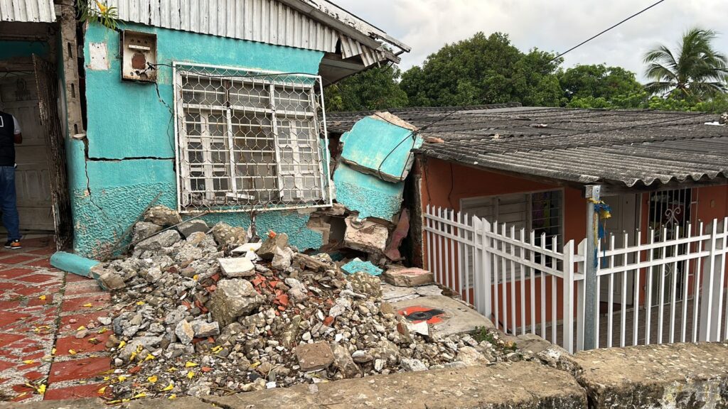 Una vivienda terminó destruida en el barrio Carlos Meisel, por las fuertes lluvias del domingo