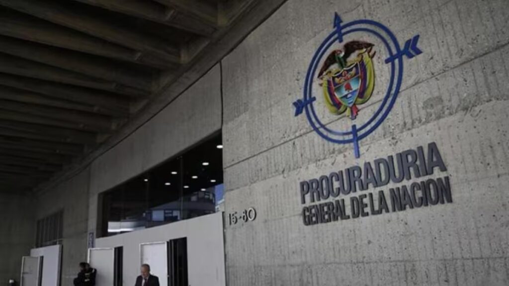 Procuraduría confirma destitución e inhabilidad a exdocente por usar diplomas falsos