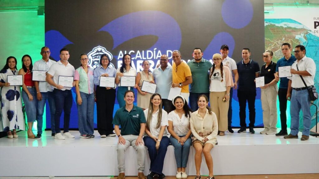 En 2025, más de 8.000 estudiantes de colegios públicos potenciaron sus competencias digitales e innovación tecnológica