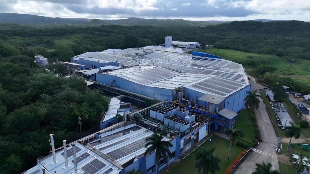 Promigas, surtigas y lamitech inauguran el proyecto de autogeneración solar fotovoltaica que incluyó el cambio de cubiertas más grande del país