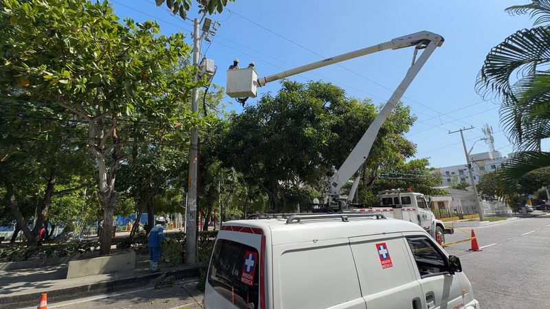 Alcaldía acompaña operativos de mantenimiento y prevención de las redes eléctricas, previo al Carnaval