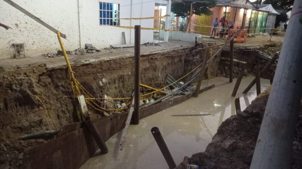 Vigilancia por emergencia en trabajos de alcantarillado en Altos De La Metro en Soledad
