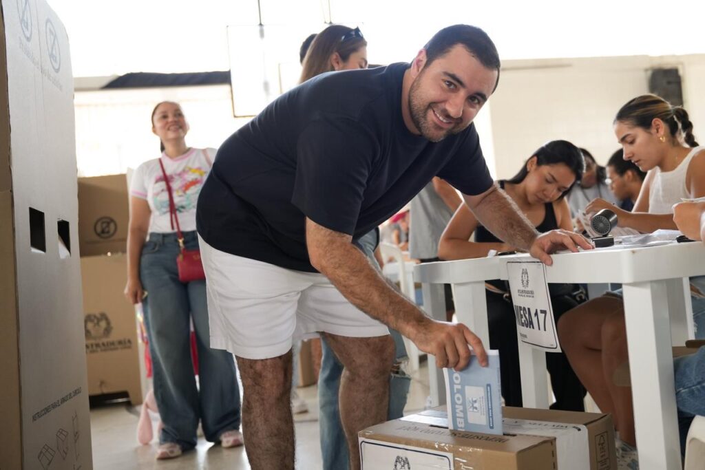 Gobernador Yamil Arana votó en Cartagena y pidió mayor descentralización para las regiones